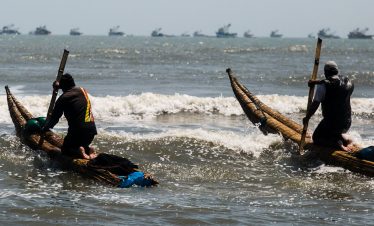Fischer fahren mit ihren Schilfbooten, den Caballitos de totora, aufs Meer um auf traditionelle Art und Weise zu fischen.
