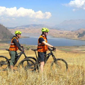 Radfahrer genießen den Ausblick über die Lagune Huaypo in der Nähe von Maras
