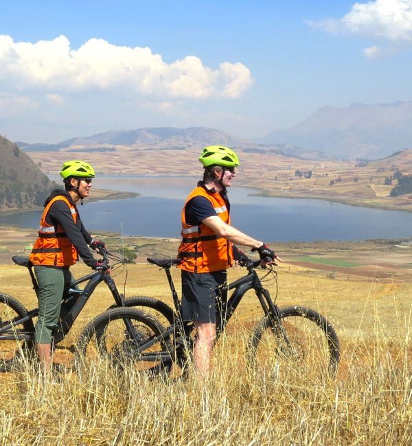 Radfahrer genießen den Ausblick über die Lagune Huaypo in der Nähe von Maras