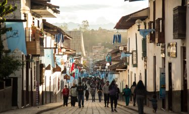 Passanten flanieren durch die Fußgängerzone in Chachapoyas