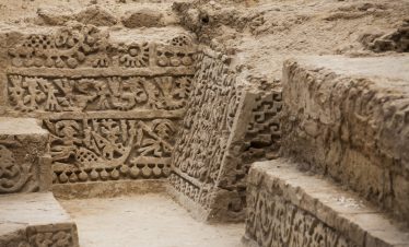 Reliefs der Huaca Las Balsas im archäologischen Komplex Tucume