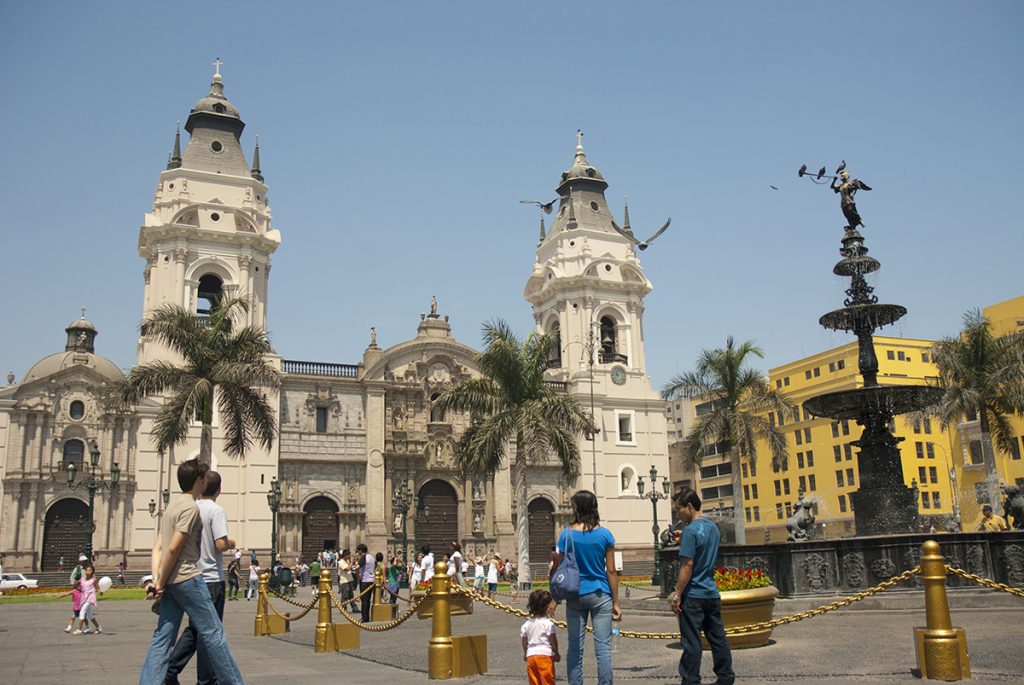Die Kathedrale an der Plaza de Armas im historischen Zentrum von Lima