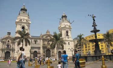 Die Kathedrale an der Plaza de Armas im historischen Zentrum von Lima