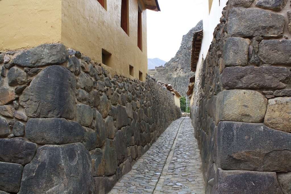 Ein Gasse und Häuser mit dem typischen Mauerwerk in Ollantaytambo