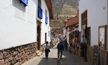Passanten in der Calle Bolognesi in Pisac