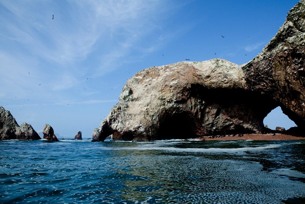Die Felsformation der Islas Ballestas bei Paracas