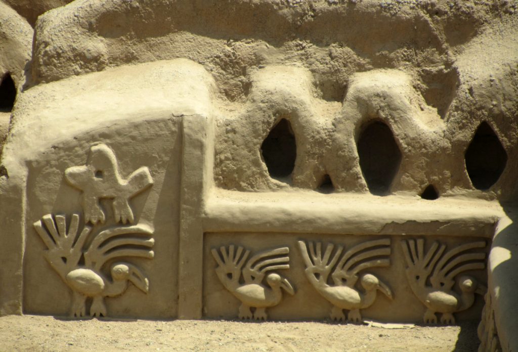 Reliefs in der antiken Lehmstadt Chan Chan der Kultur Mochica in der Nähe von Trujillo