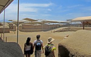 Touristen besichtigen die antike Lehmstadt Chan Chan bei Trujillo