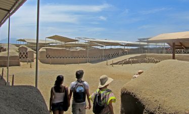 Touristen besichtigen die antike Lehmstadt Chan Chan bei Trujillo