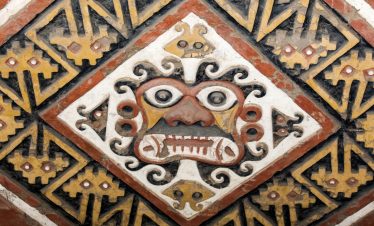 Das Relief von Gott Ai Apaec in der Huaca de la Luna der Kultur Mochica bei Trujillo