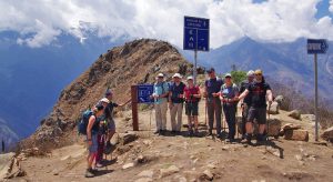 Eine Wandergruppe auf der Passhöhe Capuliyoc auf dem Choquequirao Trek