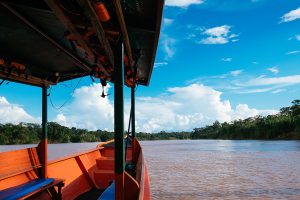 Das Exkursionsboot der Ñape Lodge im Amazonas bei Tambopata