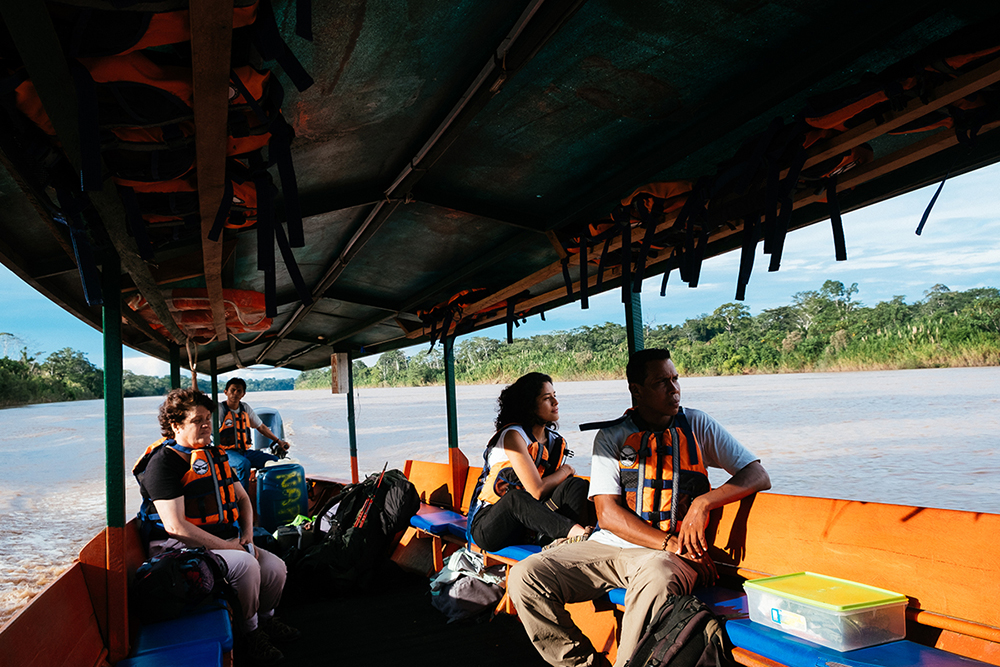 Touristen auf einer Exkursion mit dem Boot der Ñape Lodge im Amazonas bei Tambopata