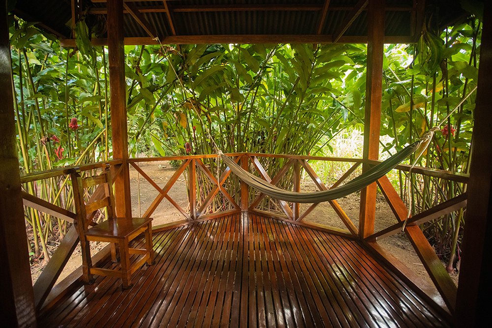 Die Terrasse eines Bungalows der Ñape Lodge im Amazonas bei Tambopata