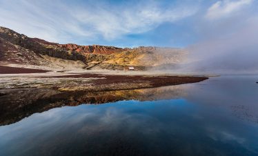 Die Huampoccocha Lodge, eine Unterkunft auf dem Apu Trail Ausangate, mit dem gleichnamigen See im Vordergrund