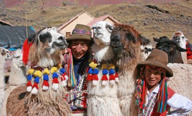 Einheimische posieren mit ihren Lamas vor der Chillca Lodge