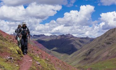Wanderer auf dem Apu Trail in der Nähe der Regenbogenberge