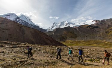 Eine Wandergruppe auf dem Apu Trail am Fusse des Ausangate