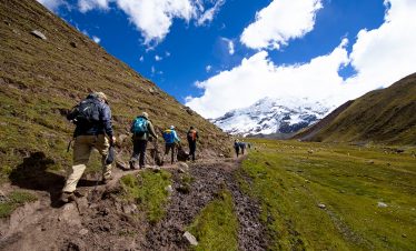 Eine Wandergruppe auf dem Apu Trail am Fusse des Ausangate