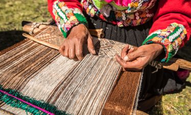 Eine Weberin in der Region des Ausangate