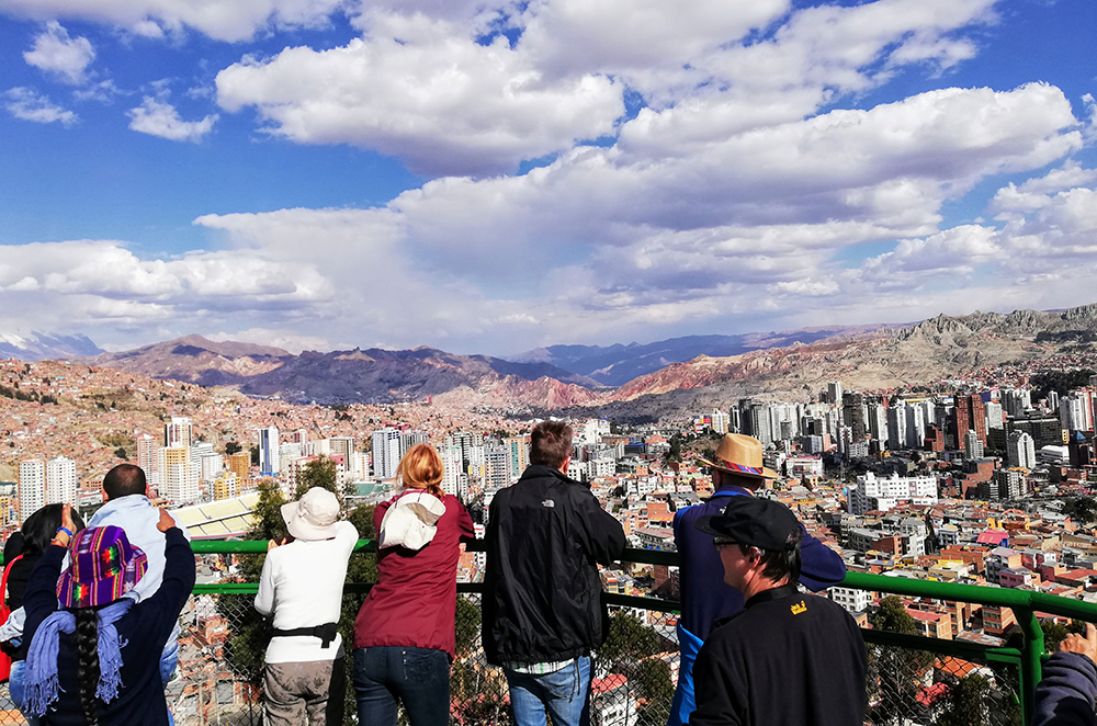 Touristen blicken vom Aussichtspunkt über la Paz