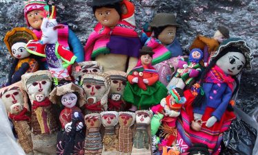 Verschiedene traditionelle Puppen werden auf der Straße in La Paz verkauft