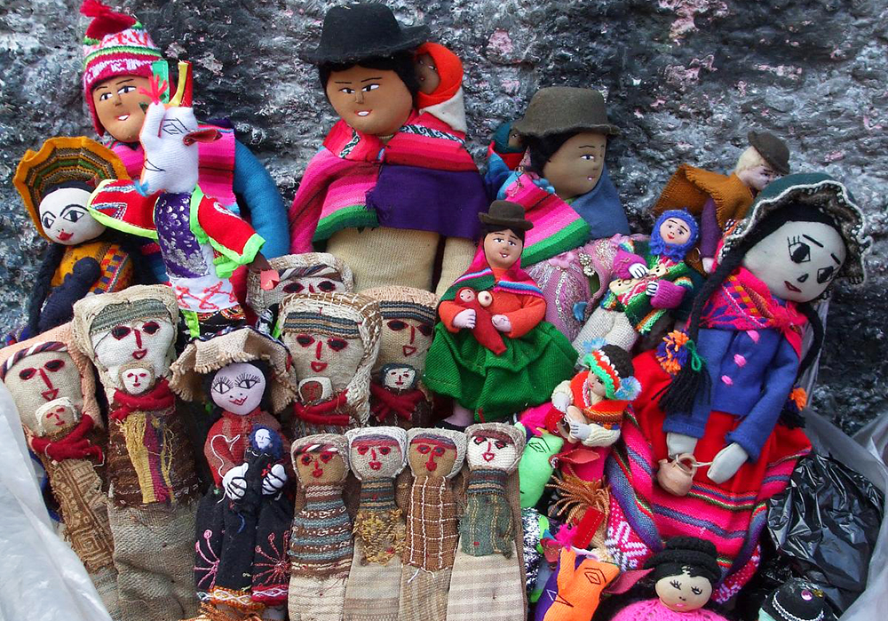 Verschiedene traditionelle Puppen werden auf der Straße in La Paz verkauft
