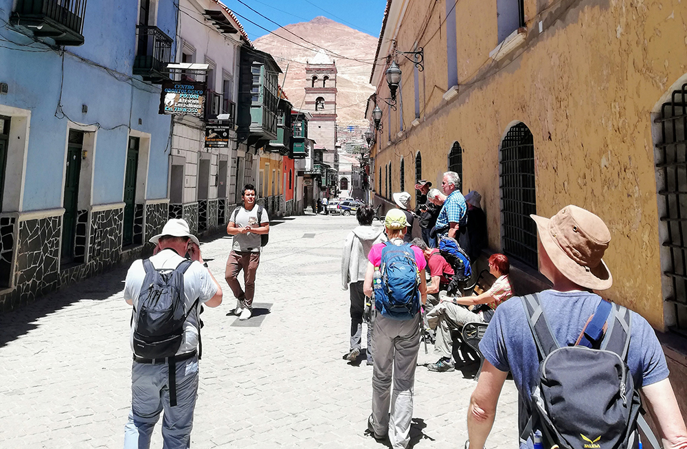 Touristen besichtigen das Zentrum der ehemaligen Silberstadt Potosí
