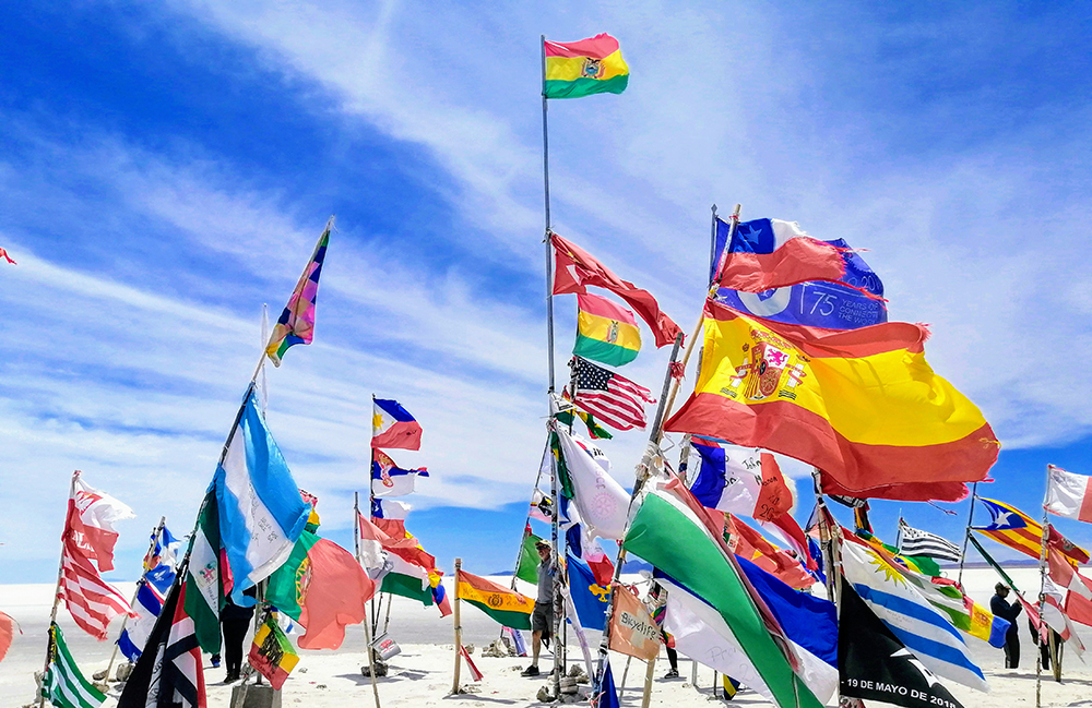 Landesflaggen in der Salar de Uyuni