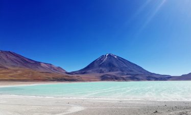 Eine türkisblaue Lagune in der Salar de Uyuni