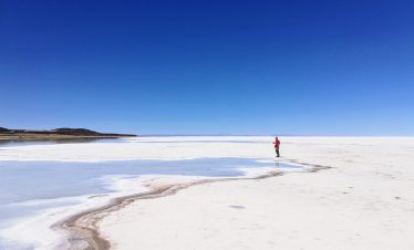 Ein Tourist in der Salar de Uyuni