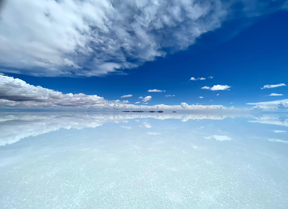 Wolkenspiegelung in der Salar de Uyuni