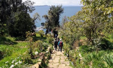 Touristen spazieren zum Hafen auf der Isla del Sol im Titicacasee, Bolivien
