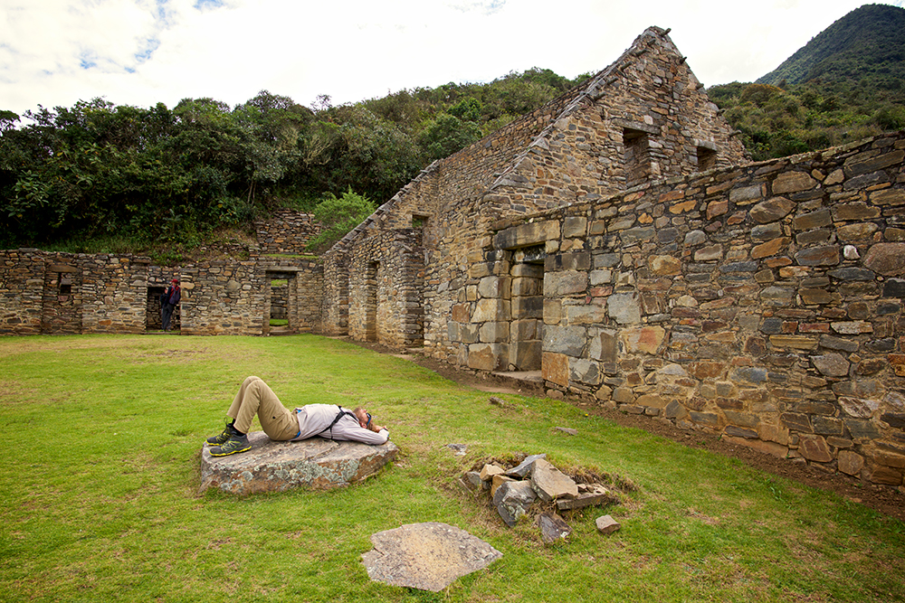 Ein Tourist ruht sich im archäologischen Komplex Choquequirao aus