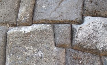 Exakt gehauene Steine und ein Teil des berühmten Stein "12 angulos" in Cusco aus der Zeit der Inkas