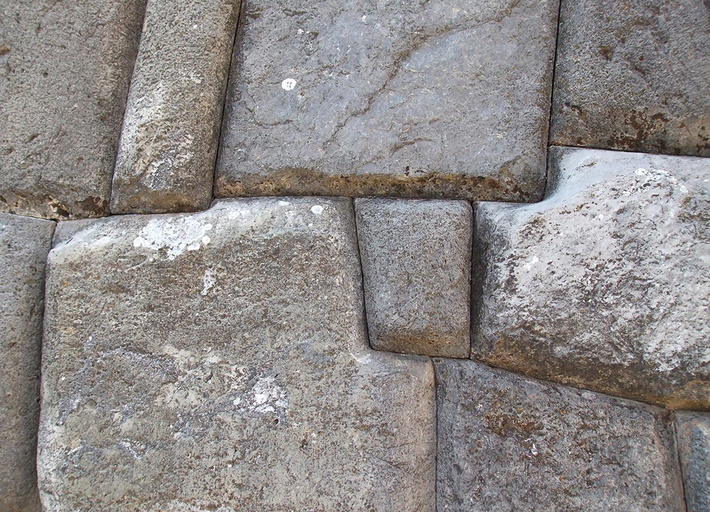 Exakt gehauene Steine und ein Teil des berühmten Stein "12 angulos" in Cusco aus der Zeit der Inkas