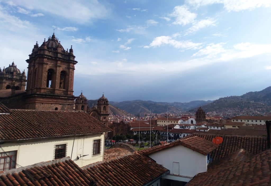 Blick über die Hausdächer auf die Plaza de Armas und die Kathedrale in Cusco