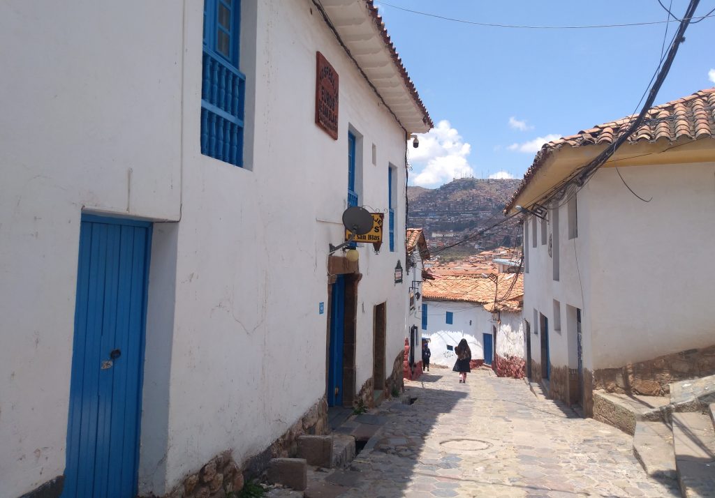 Typische Häuser aus Lehmziegel säumen eine Gasse im Viertel San Blas in Cusco