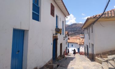 Typische Häuser aus Lehmziegel säumen eine Gasse im Viertel San Blas in Cusco