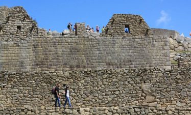 Touristen besichtigen Machu Picchu