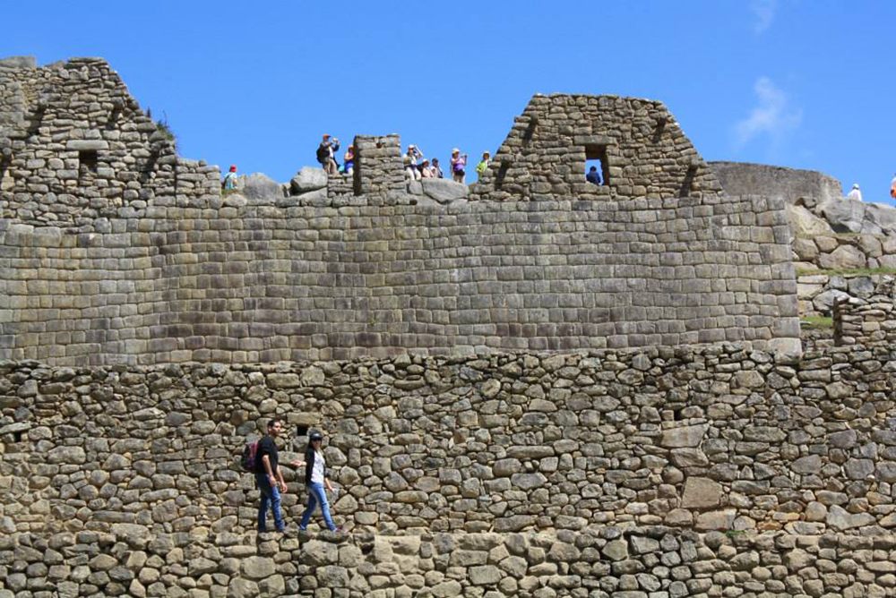 Touristen besichtigen Machu Picchu