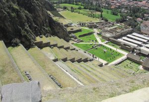 Blick von oben auf die Terrassen der Inkafestung Ollantaytambo