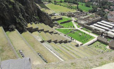 Blick von oben auf die Terrassen der Inkafestung Ollantaytambo