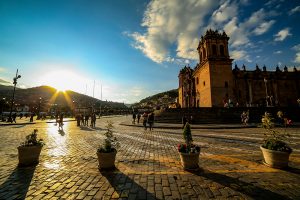 Die Plaza de Armas mit der Kathedrale in Cusco bei Sonnenuntergang