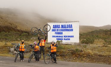 Radfahrer vor ihrer Abfahrt vom Abra Malaga in Richtung Santa Maria im Nebelwald