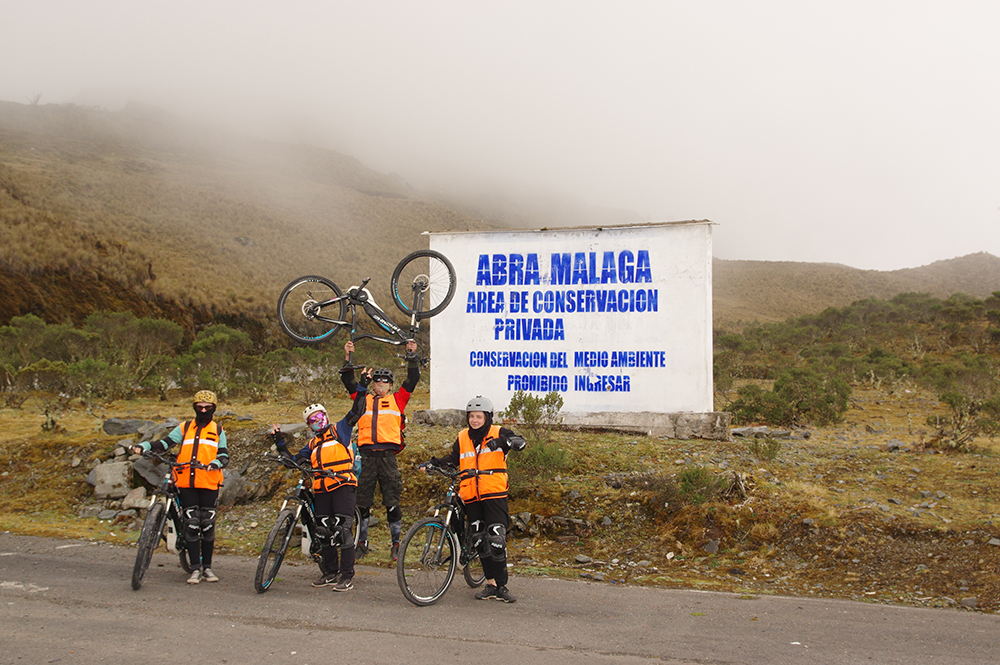 Radfahrer vor ihrer Abfahrt vom Abra Malaga in Richtung Santa Maria im Nebelwald