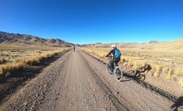 Radfahrer fahren über das Altiplano