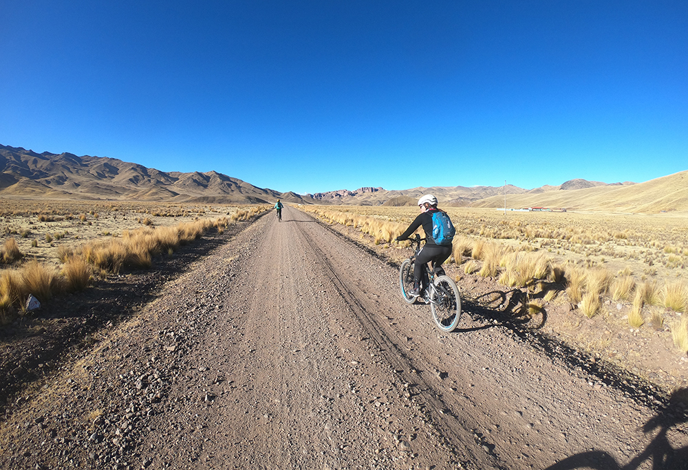 Radfahrer fahren über das Altiplano