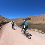 Zwei Radfahrerinnen fahren auf den Altiplanos