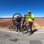 Zwei Radfahrer posieren mit ihren Fahrrädern beim Titicacasee